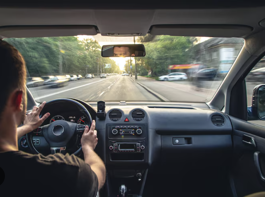 Carro estacionado em bairro residencial elegante no Brasil